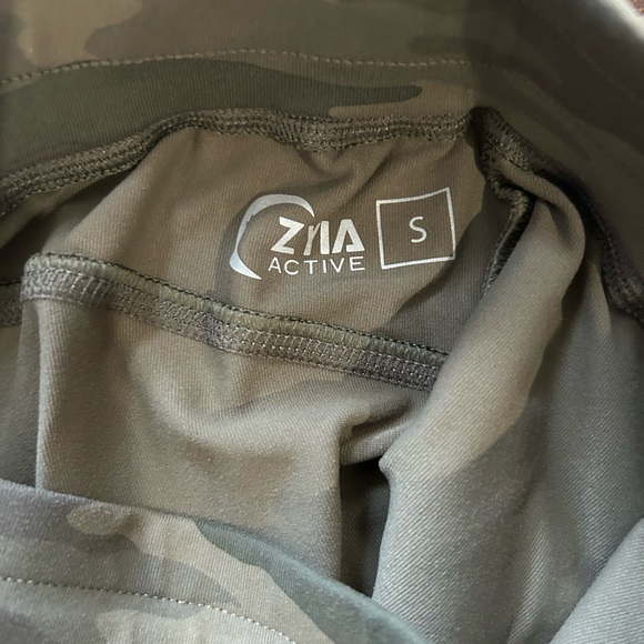 Zyia Unwind Camo Joggers - Picture 2 of 4